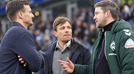 Werders sportliche Leitung: Leiter Profifußball Peter Niemeyer (r) und Geschäftsführer Clemens Fritz (m) - hier im Gespräch mit HSV-Sportdirektor Claus Costa. / Foto: Marcus Brandt/dpa