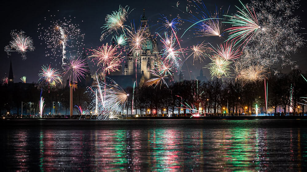 In vielen niedersächsischen Städten und in Bremen gilt an Silvester und Neujahr ein Feuerwerksverbot. (Archivbild) / Foto: Moritz Frankenberg/dpa