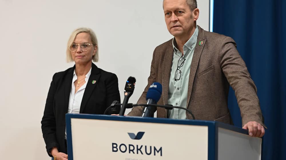 Vor dem Klaasohm-Fest auf Borkum stellen sich Bürgermeister Jürgen Akkermann (parteilos) und seine Stellvertreterin Melanie Helms (SPD) den Fragen der Presse.  / Foto: Lars Penning/dpa