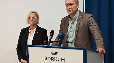 Vor dem Klaasohm-Fest auf Borkum stellen sich Bürgermeister Jürgen Akkermann (parteilos) und seine Stellvertreterin Melanie Helms (SPD) den Fragen der Presse.  / Foto: Lars Penning/dpa