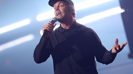 Der Hamburger Sänger Bosse hat sein neues Lied gegen Hass und Gewalt im Netz nun als jugendfreie Version neu aufgenommen. (Archivbild) / Foto: Christian Charisius/dpa