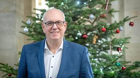Bremens Regierungschef Andreas Bovenschulte (SPD) spricht in seiner Weihnachtsbotschaft über soziale Unterschiede. (Archivbild) / Foto: Sina Schuldt/dpa