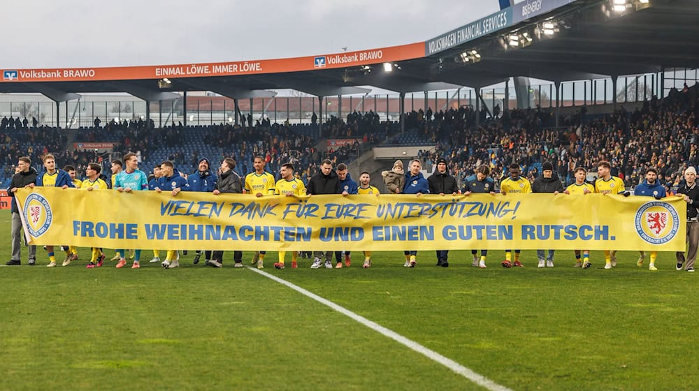 Die Mannschaft von Eintracht Braunschweig nach dem letzten Spiel des Jahres. / Foto: Andreas Gora/dpa