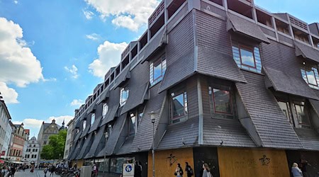 Auf dem Gelände des ehemaligen Karstadt-Gebäudes am Gewandhaus ist ein Haus der Musik geplant. (Archivbild) / Foto: Christian Brahmann/dpa
