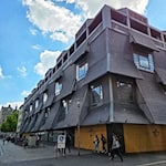Auf dem Gelände des ehemaligen Karstadt-Gebäudes am Gewandhaus ist ein Haus der Musik geplant. (Archivbild) / Foto: Christian Brahmann/dpa
