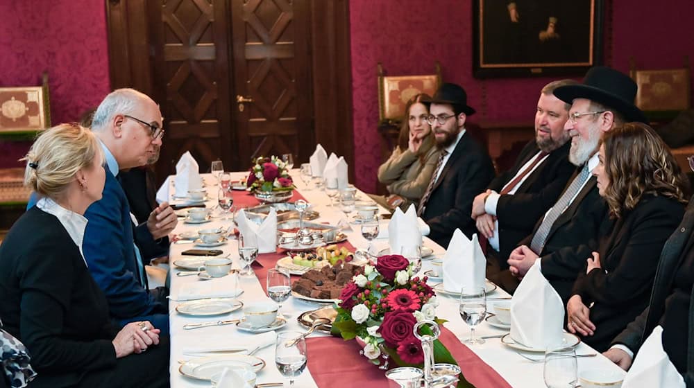 Bremens Bürgermeister Andreas Bovenschulte (links, SPD) im Gespräch mit dem Oberrabbiner des Staates Israel, Kalman Meir Ber (rechts). / Foto: -/Pressestelle des Senats der Freien Hansestadt Bremen/dpa