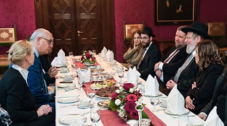 Bremens Bürgermeister Andreas Bovenschulte (links, SPD) im Gespräch mit dem Oberrabbiner des Staates Israel, Kalman Meir Ber (rechts). / Foto: -/Pressestelle des Senats der Freien Hansestadt Bremen/dpa