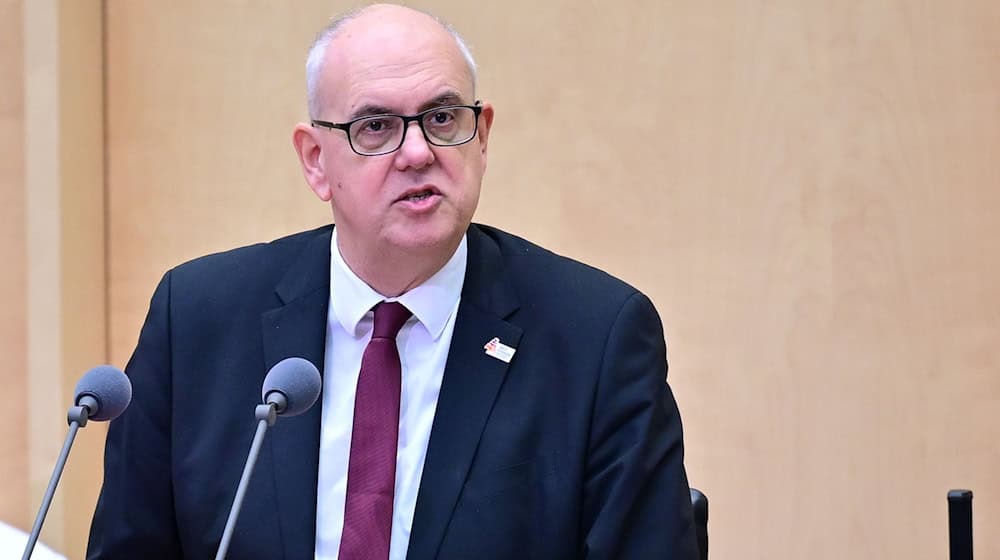 Bundesratspräsident Bovenschulte erinnert an die im Nationalsozialismus ermordeten Sinti, Roma und Jenischen. / Foto: Sebastian Christoph Gollnow/dpa