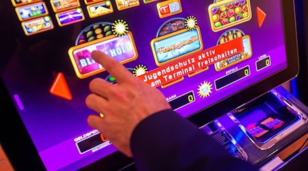 Wo bisher zwei Spielhallen unter einem Dach betrieben werden, darf bald nur noch eine bleiben. (Symbolbild) / Foto: Klaus-Dietmar Gabbert/dpa-Zentralbild/dpa