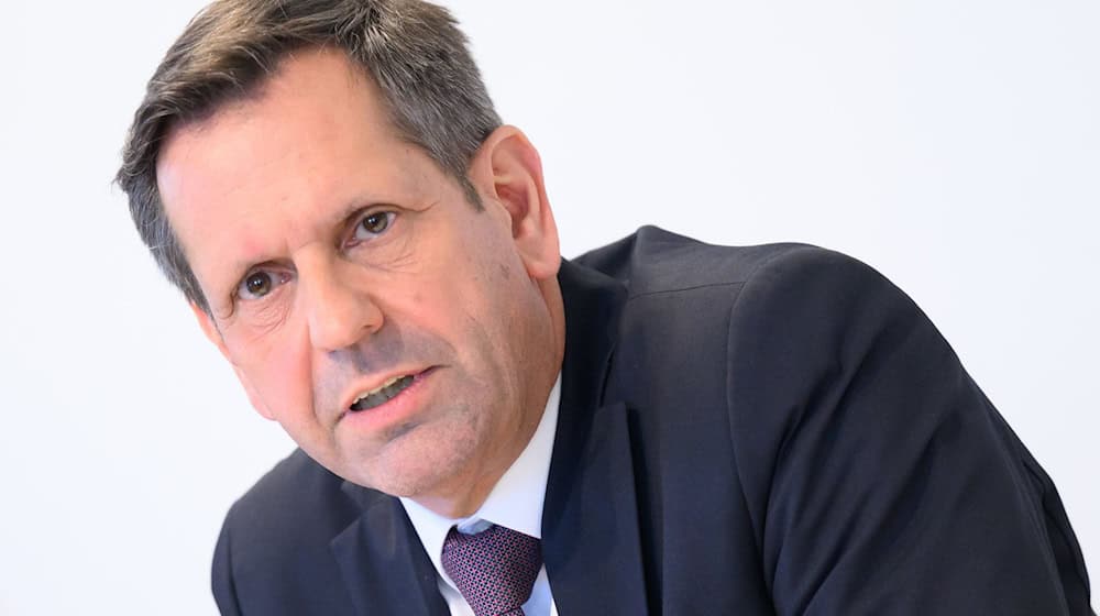 Olaf Lies hat Vorsätze wie gesünder leben und Sport treiben aufgegeben. (Archivbild) / Foto: Julian Stratenschulte/dpa