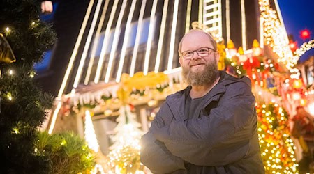 Sven Borchart hat die 60 000 Lichter mit seinem Stiefsohn angebracht.  / Foto: Sina Schuldt/dpa