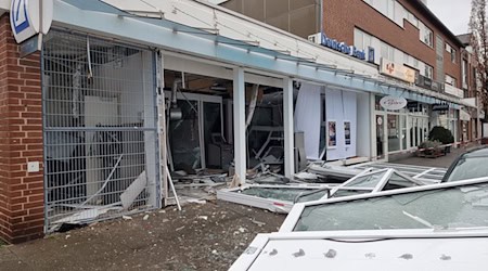 In Hannover wird ein Geldautomat gesprengt - und die Filiale dabei schwer beschädigt. Insgesamt aber sinkt die Zahl der gesprengten Automaten in Niedersachsen. (Archivbild) / Foto: Str/dpa