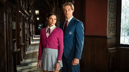 Harriet Herbig-Matten als Ruby Bell und Damian Hardung als James Beaufort bei den Dreharbeiten zu «Maxton Hall». Die Dreharbeiten für die dritte Staffel der auf Schloss Marienburg spielenden Serie wurden in diesem Jahr beendet. (Archivbild) / Foto: Stephan Rabold/Agentur filmcontact/dpa