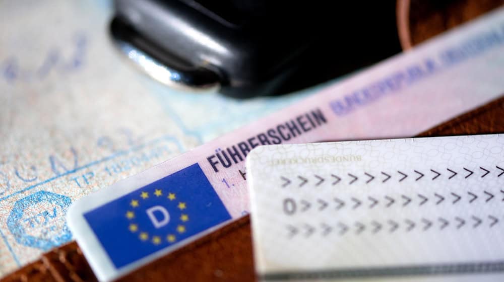 Ab 2033 soll es in Deutschland nur noch den Führerschein im Scheckkartenformat geben. (Symbolbild) / Foto: Sven Hoppe/dpa
