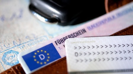 Ab 2033 soll es in Deutschland nur noch den Führerschein im Scheckkartenformat geben. (Symbolbild) / Foto: Sven Hoppe/dpa