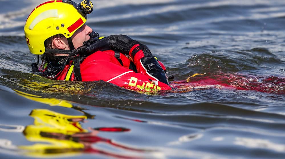 Im Gesamtjahr 2025 rechnet die DLRG mit weniger Badetoten als im Vorjahr. (Archivbild) / Foto: Christoph Reichwein/dpa