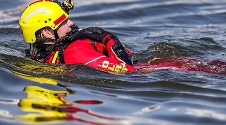 Im Gesamtjahr 2025 rechnet die DLRG mit weniger Badetoten als im Vorjahr. (Archivbild) / Foto: Christoph Reichwein/dpa