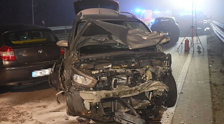 Neben Blechschäden gibt es bei Glätteunfällen in Niedersachsen auch Verletzte. / Foto: Nord-West-Media TV/Nord-West-Media TV /dpa