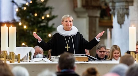 Die Weihnachtsgeschichte nehme der Ohnmacht die Macht, sagt die EKD-Ratsvorsitzende Kirsten Fehrs. (Archivbild) / Foto: Markus Scholz/dpa