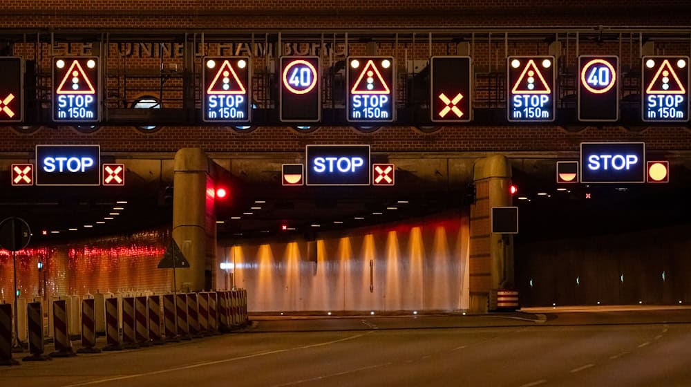 Wegen einer Vollsperrung des Elbtunnels müssen sich Autofahrer auf eine schwierige Verkehrslage am zweiten Advent einstellen. (Archivbild)  / Foto: Jonas Walzberg/dpa