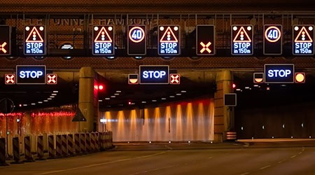 Wegen einer Vollsperrung des Elbtunnels müssen sich Autofahrer auf eine schwierige Verkehrslage am zweiten Advent einstellen. (Archivbild)  / Foto: Jonas Walzberg/dpa