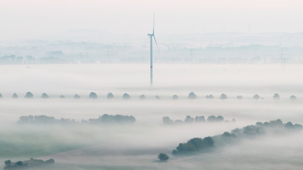 Trübe Sicht auf die Energiewende: Einer Umfrage der Industrie- und Handelskammern zufolge bremsen hohe Kosten und Bürokratie viele Unternehmen aus. (Archivbild) / Foto: Julian Stratenschulte/dpa