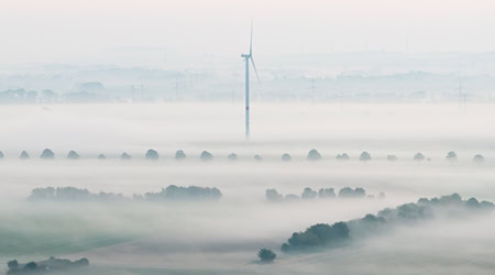 Trübe Sicht auf die Energiewende: Einer Umfrage der Industrie- und Handelskammern zufolge bremsen hohe Kosten und Bürokratie viele Unternehmen aus. (Archivbild) / Foto: Julian Stratenschulte/dpa