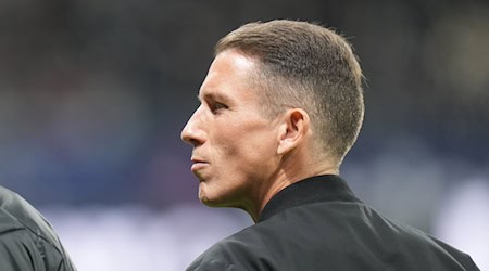 Die Zukunft von Wolfsburgs Coach Daniel Bauer ist ungewiss. / Foto: Thomas Frey/dpa