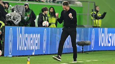 Jubel über das Ende des Heimfluchs: Wolfsburgs Trainer Daniel Bauer. / Foto: Swen Pförtner/dpa
