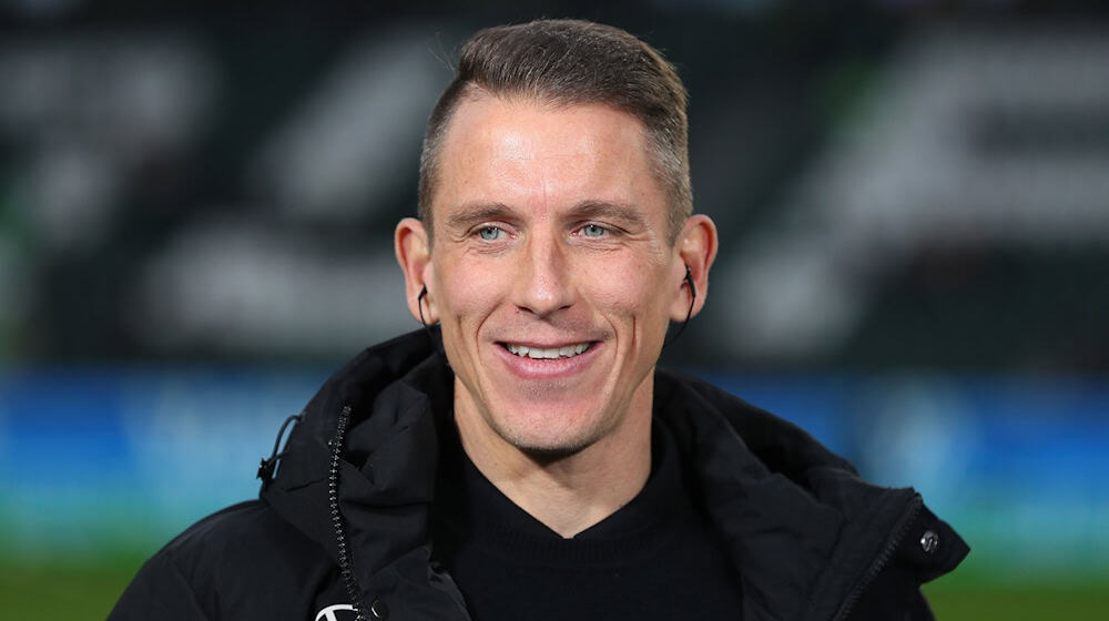 Daniel Bauer freut sich über seine Beförderung beim VfL Wolfsburg. / Foto: Darius Simka/dpa