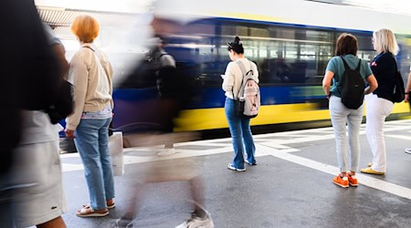Für Bahnreisende stehen zum Fahrplanwechsel in Niedersachsen und Bremen einige Änderungen sowohl im Regional- als auch im Fernverkehr an. (Archivbild) / Foto: Julian Stratenschulte/dpa