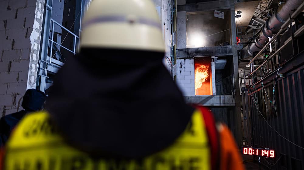 Wie lässt sich ein Treppenhaus als einziger Rettungsweg sichern?  / Foto: Moritz Frankenberg/dpa