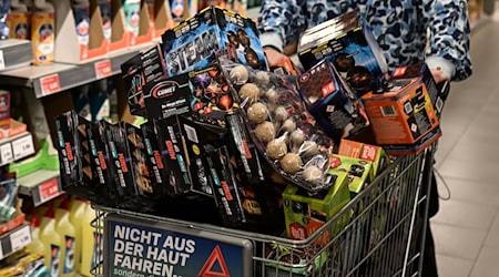 Seit Mitternacht ist der Verkauf von Silvester-Feuerwerkskörpern wieder erlaubt - die ersten Kunden waren schon an den Kassen. / Foto: Lars Penning/dpa