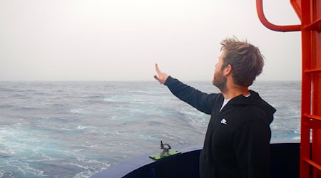 Geowissenschaftler Klages ist immer noch erstaunt und froh, dass die Flaschenpost die lange Reise überstand und gefunden wurde. / Foto: Thomas Ronge/Alfred-Wegener-Institut /dpa