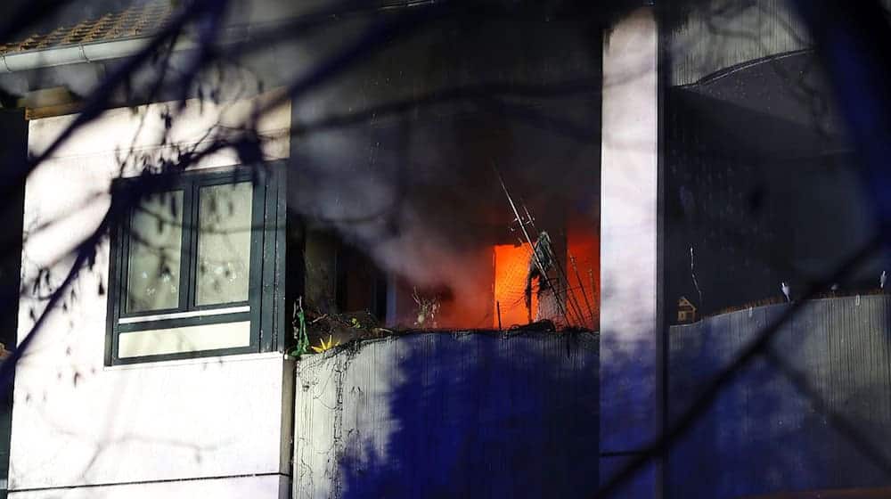 Bei einem Wohnungsbrand in Göttingen ist eine Frau lebensbedrohlich verletzt worden.  / Foto: Stefan Rampfel/dpa