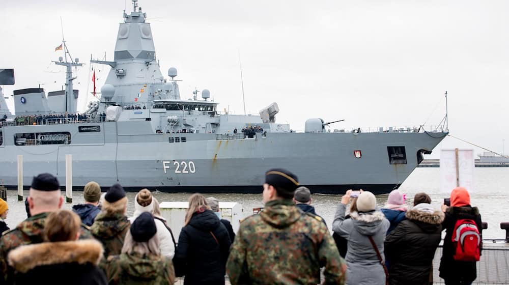 Kurz vor Weihnachten ist die Fregatte «Hamburg» von einem Nato-Einsatz nach Wilhelmshaven zurückgekehrt.  / Foto: Hauke-Christian Dittrich/dpa