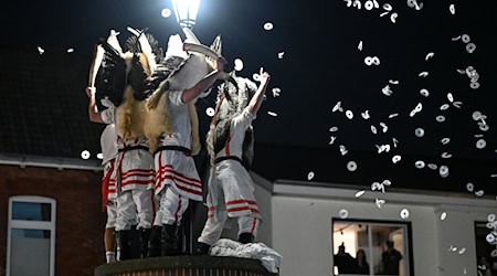 Das Klaasohm-Fest auf Borkum gehört seit Generationen für die Inselbewohner zum Höhepunkt des Jahres.  / Foto: Lars Penning/dpa