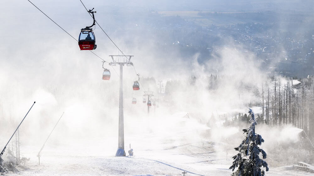 Schnee aus Schneekanonen wird durch den Wind verweht. / Foto: Julian Stratenschulte/dpa