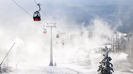 Schnee aus Schneekanonen wird durch den Wind verweht. / Foto: Julian Stratenschulte/dpa