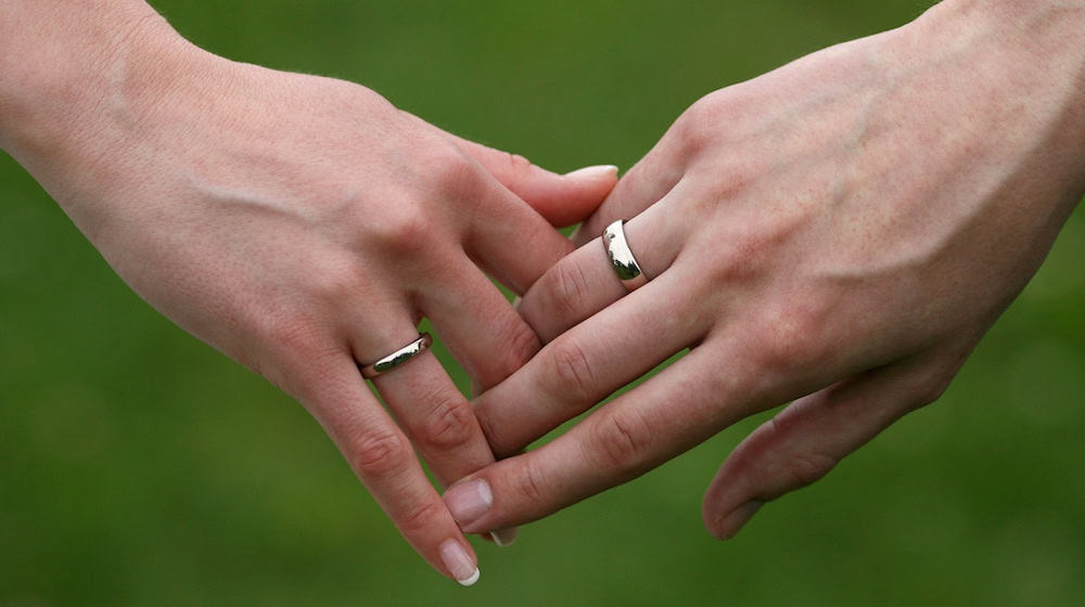 Nur wenige frisch vermählte Ehepaare nutzen bislang einer Umfrage zufolge die neue Möglichkeit einen gemeinsamen Doppelnamen zu wählen. (Archivbild)  / Foto: Patrick Pleul/dpa