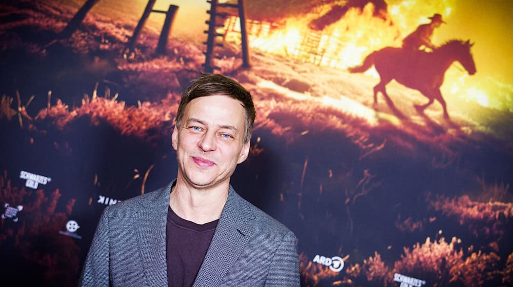 Tom Wlaschiha spielt in der ARD-Serie «Schwarzes Gold» den gierigen Großbauern Wilhelm Pape. Er selbst sei privat aber nett und harmlos, versicherte der Serienstar im Interview der Deutschen Presse-Agentur. (Archivbild) / Foto: Moritz Frankenberg/dpa