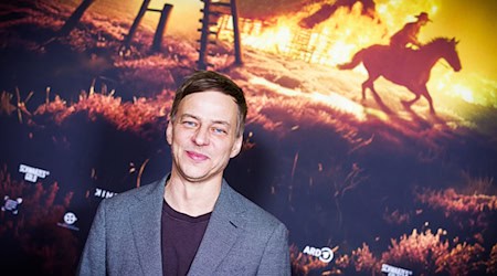 Tom Wlaschiha spielt in der ARD-Serie «Schwarzes Gold» den gierigen Großbauern Wilhelm Pape. Er selbst sei privat aber nett und harmlos, versicherte der Serienstar im Interview der Deutschen Presse-Agentur. (Archivbild) / Foto: Moritz Frankenberg/dpa