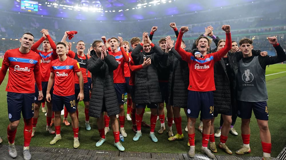 Kiel feiert mit dem Fans nach dem Pokalerfolg beim HSV. / Foto: Marcus Brandt/dpa