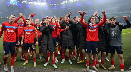 Kiel feiert mit dem Fans nach dem Pokalerfolg beim HSV. / Foto: Marcus Brandt/dpa