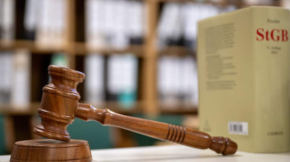 Ein Berufsverbot hielt das Gericht trotz der Schwere des Falls nicht für erforderlich, dem Beamten drohen jedoch disziplinarrechtliche Konsequenzen. (Symbolbild) / Foto: Monika Skolimowska/dpa