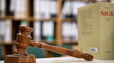 Ein Berufsverbot hielt das Gericht trotz der Schwere des Falls nicht für erforderlich, dem Beamten drohen jedoch disziplinarrechtliche Konsequenzen. (Symbolbild) / Foto: Monika Skolimowska/dpa