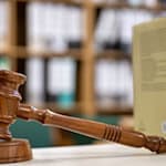 Ein Berufsverbot hielt das Gericht trotz der Schwere des Falls nicht für erforderlich, dem Beamten drohen jedoch disziplinarrechtliche Konsequenzen. (Symbolbild) / Foto: Monika Skolimowska/dpa