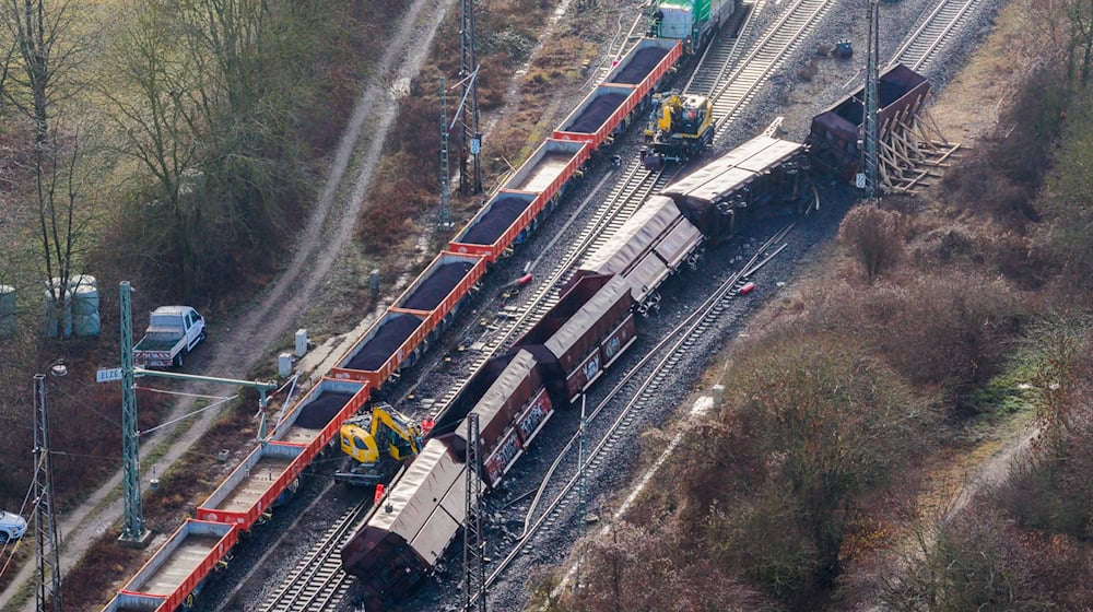 Sechs Waggons sind verunfallt. / Foto: Julian Stratenschulte/dpa