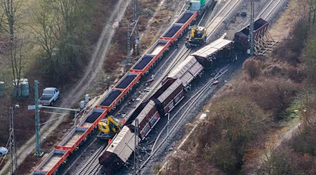 Sechs Waggons sind verunfallt. / Foto: Julian Stratenschulte/dpa