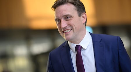 CDU-Fraktionschef Lechner teilt in der Haushaltsdebatte gegen SPD und Grüne aus.  / Foto: Julian Stratenschulte/dpa